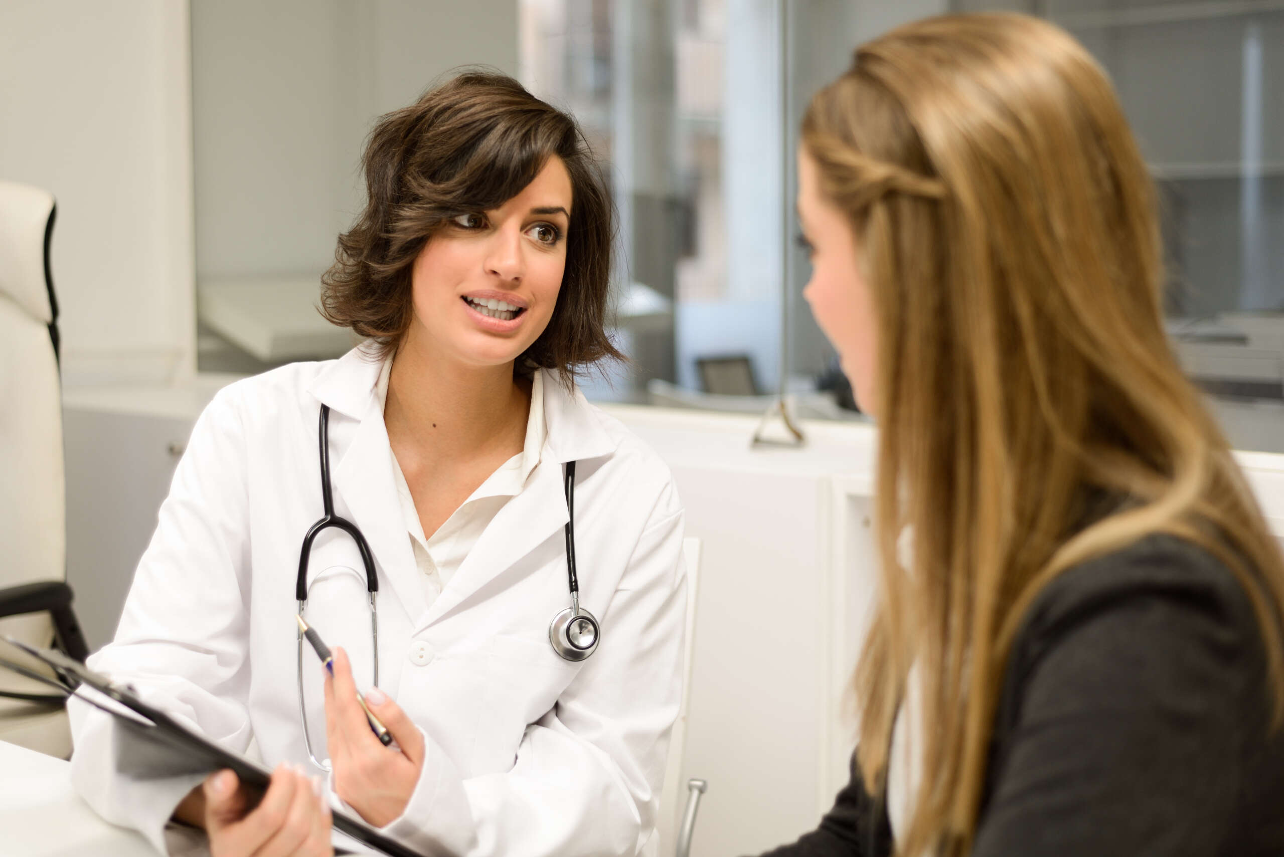 Doctor explaining diagnosis to her female patient